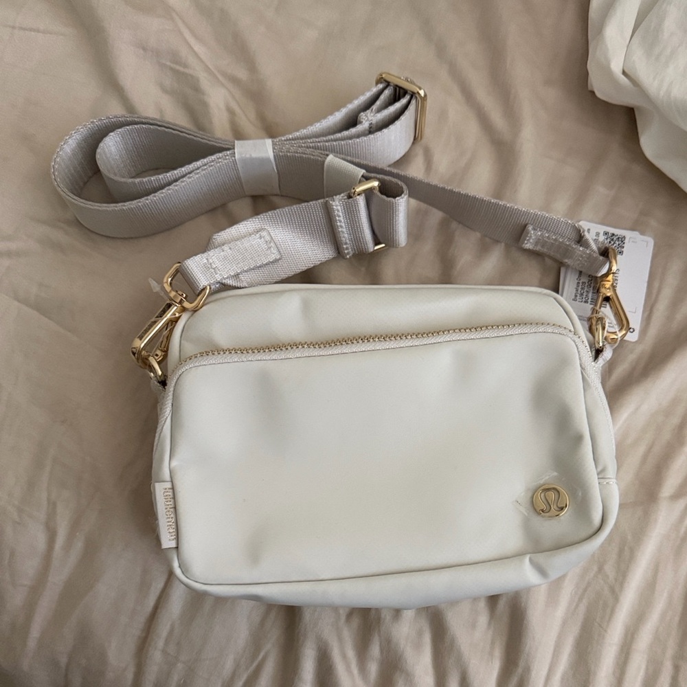 NWT Lululemon Everywhere Crossbody Bag in Bone/Gold hardware
